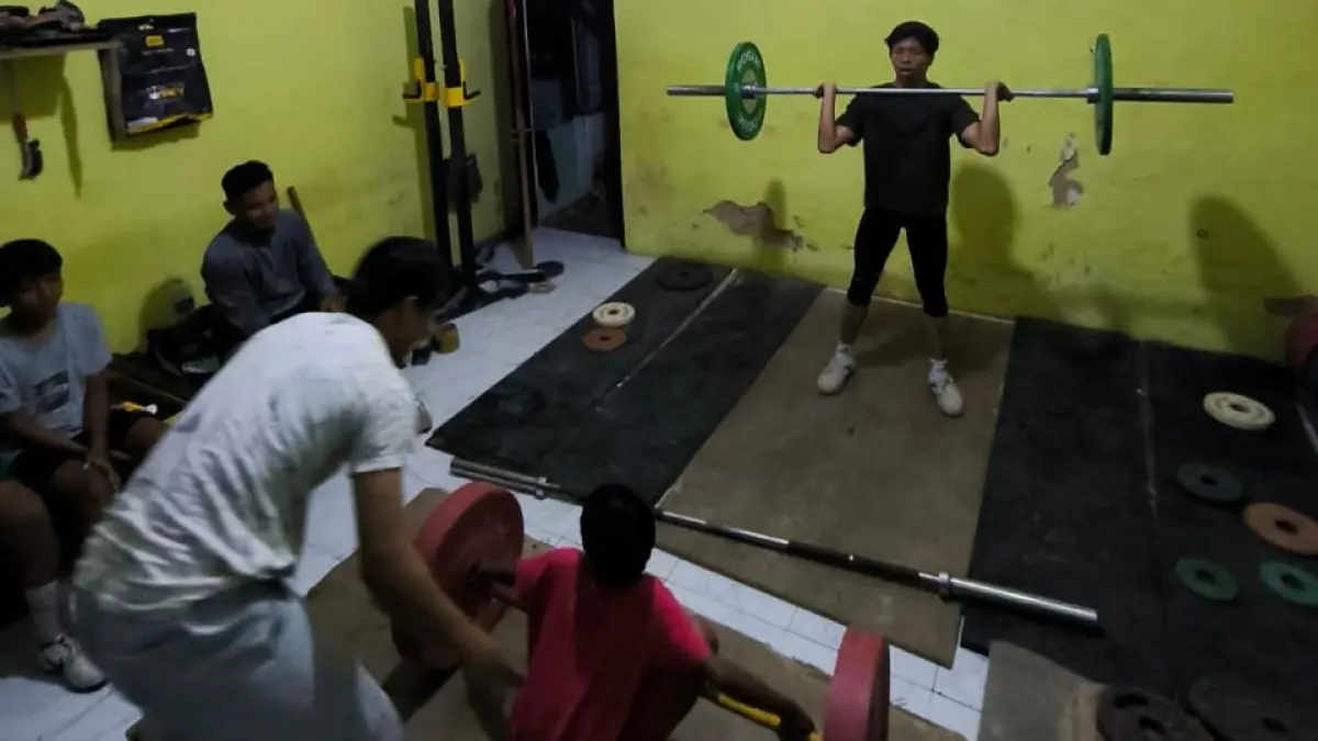 FOKUS: Atlet PABSI Sumenep sedang menjalani latihan rutin di GOR A. Yani, Desa Pabian, Kecamatan Kota, Senin (16/3).