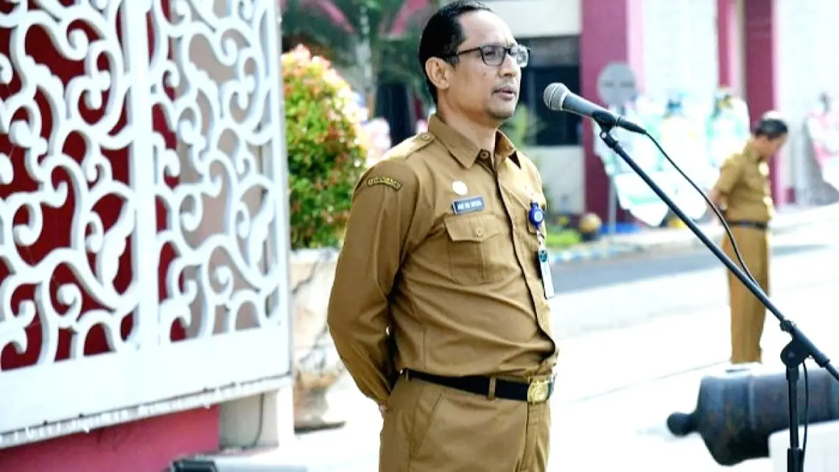 FOKUS: Sekkab Agus Dwi Saputra saat memimpin apel pagi di halaman Pemkab Sumenep. (PROKOPIM UNTUK JPRM)