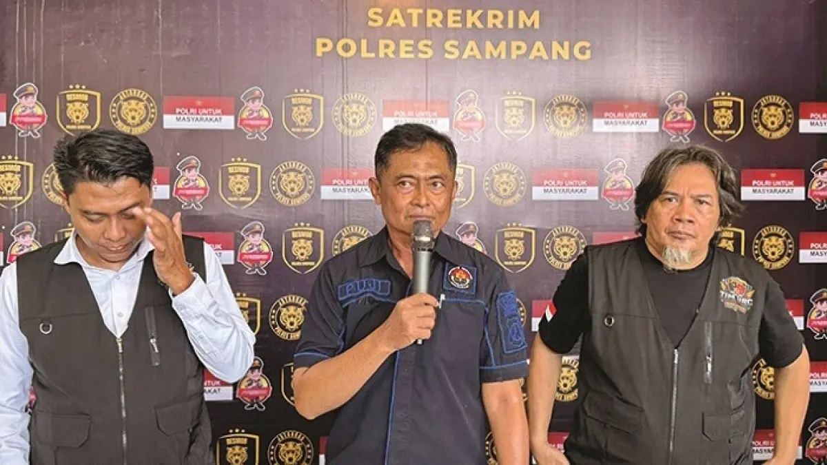 JUMPA PERS: Kasihumas Polres Sampang AKP Eko Puji Waluyo saat menyampaikan konferensi pers penangkapan curanmor di Satreskrim Polres Sampang Senin (22/6). (HUMAS POLRES UNTUK JPRM)
