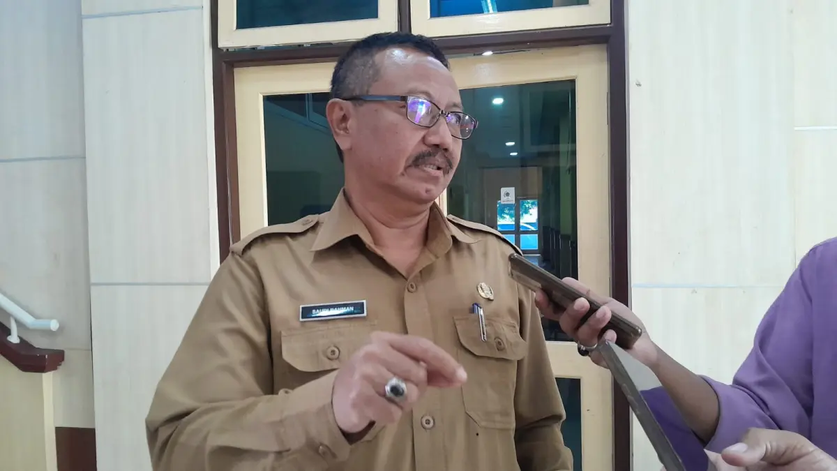 LUGAS: Kepala P3AP2KB Pamekasan Saudi Rahman saat doorstop dengan media.