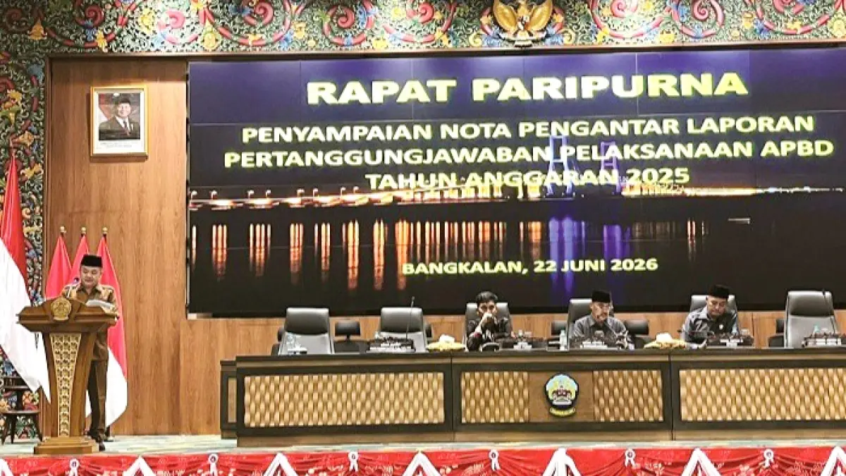 LUGAS: Wabup Bangkalan Moch. Fauzan Ja’far membacakan nota pengantar LPj pelaksanaan APBD 2025 dalam rapat paripurna DPRD Senin (22/6). (PROKOPIM UNTUK JPRM)