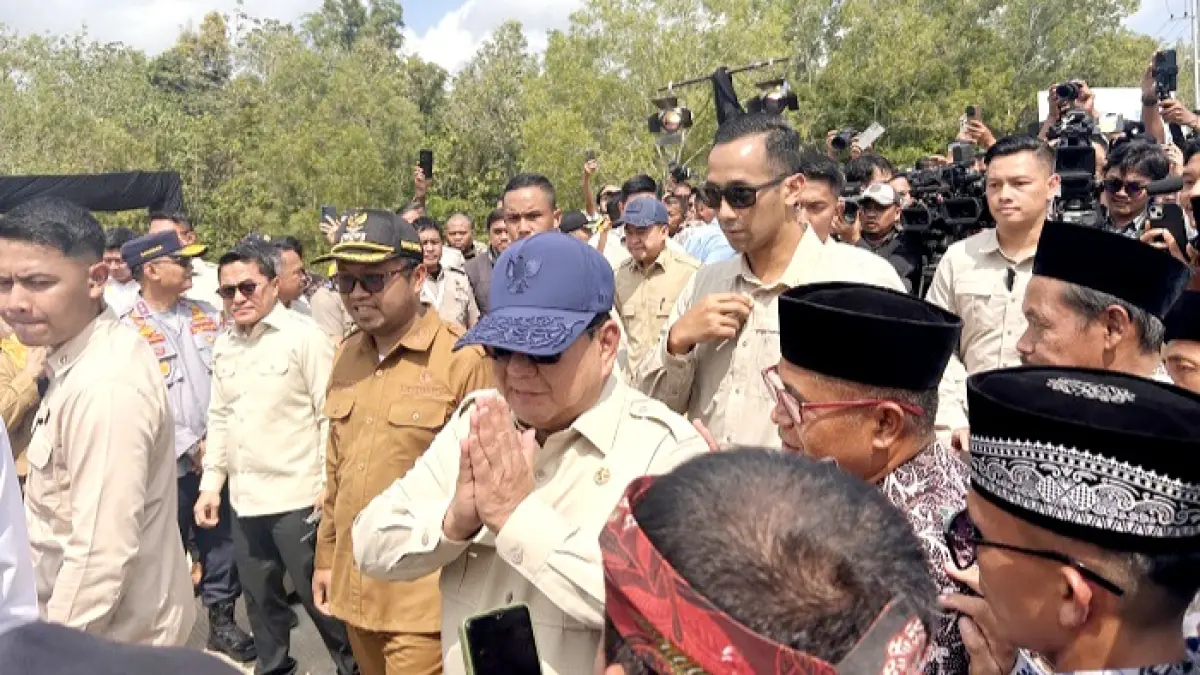 MERAKYAT: Presiden RI Prabowo Subianto menyapa warga saat menghadiri kegiatan peresmian Inpres Jalan Daerah 2025 Kedungdung–Bringkoning di Desa Lar-Lar, Kecamatan Kedungdung, Sampang, Selasa (23/6). (UBAIDILLAHIR RA’IE/JPRM)