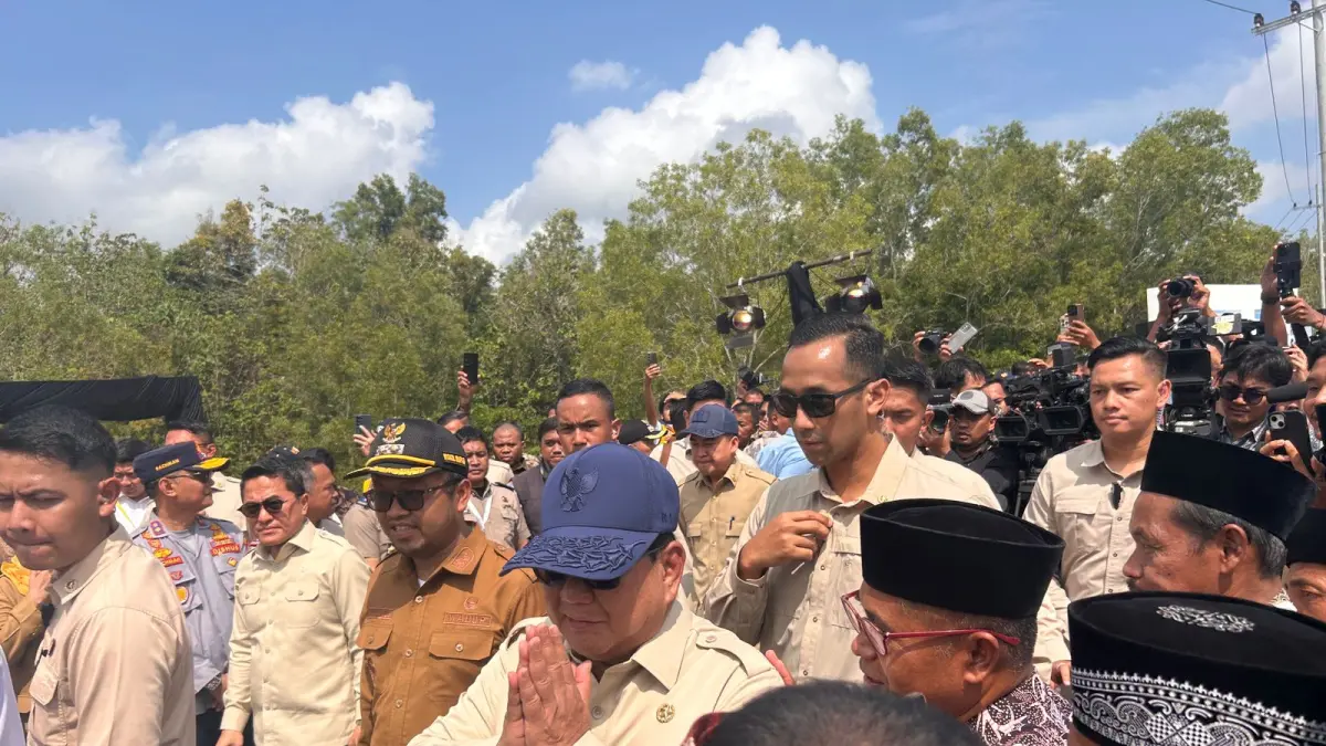 MERAKYAT: Presiden RI Prabowo Subianto menyapa warga saat menghadiri kegiatan peresmian inpres jalan daerah 2025 Kedungdung-Bringkoning, di Desa Lar-Lar, Kecamatan Kedungdung, Sampang, Selasa (23/6). (UBAIDILLAHIR RA’IE/JPRM)