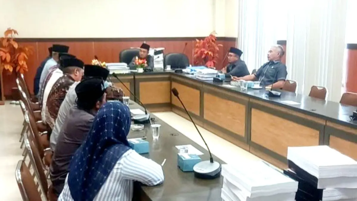 MINTA KEJELASAN: Anggota BPD Pesanggrahan melakukan audiensi ke Komisi I DPRD Bangkalan, Senin (22/6). (SLAMET UNTUK JPRM)