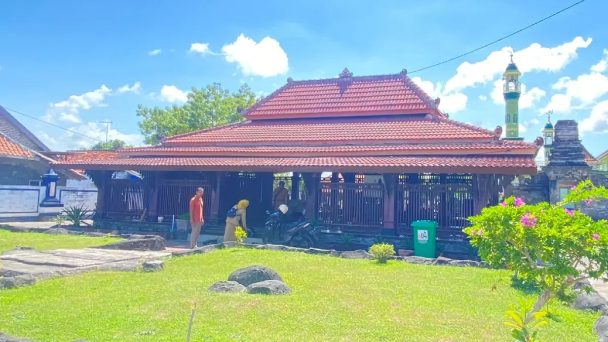 OBJEK WISATA: Juru pelihara Nurul Amik melihat kondisi Makam Rato Ebuh di Kelurahan Polagan, Kecamatan Sampang, Senin (226). (AYU LATIFAH/JPRM)