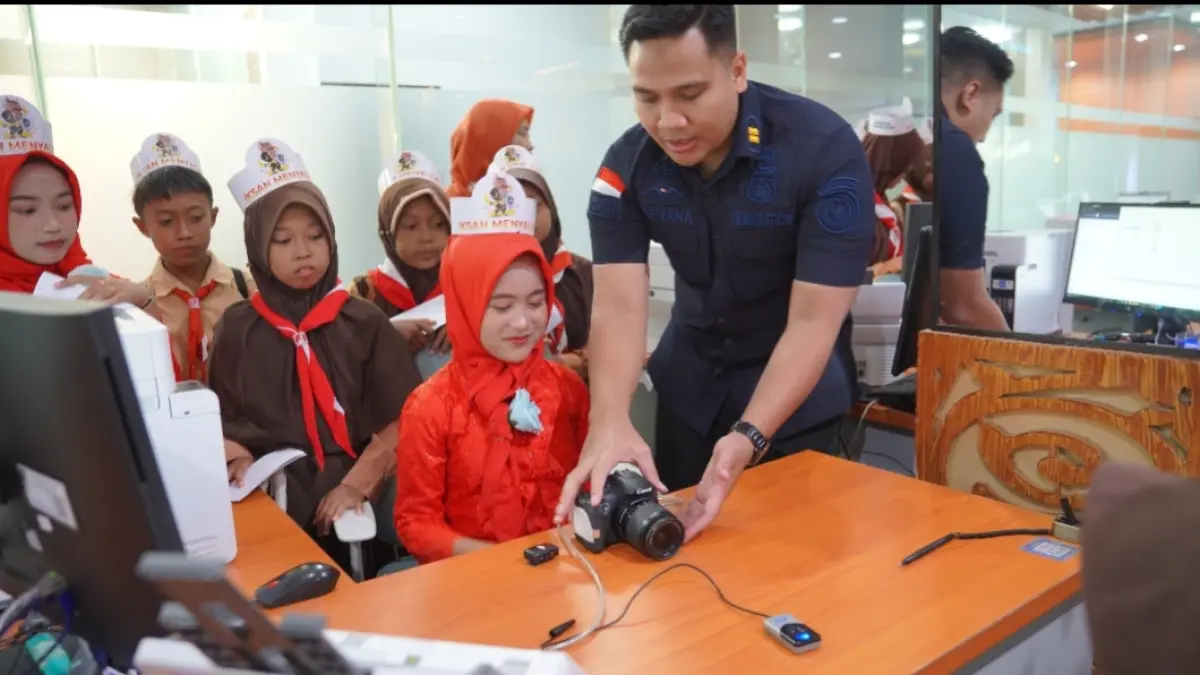 PRAKTIK: Siswi SDN Panglegur 3 Pamekasan belajar mengenal alat kerja di Kantor Imigrasi Pamekasan.