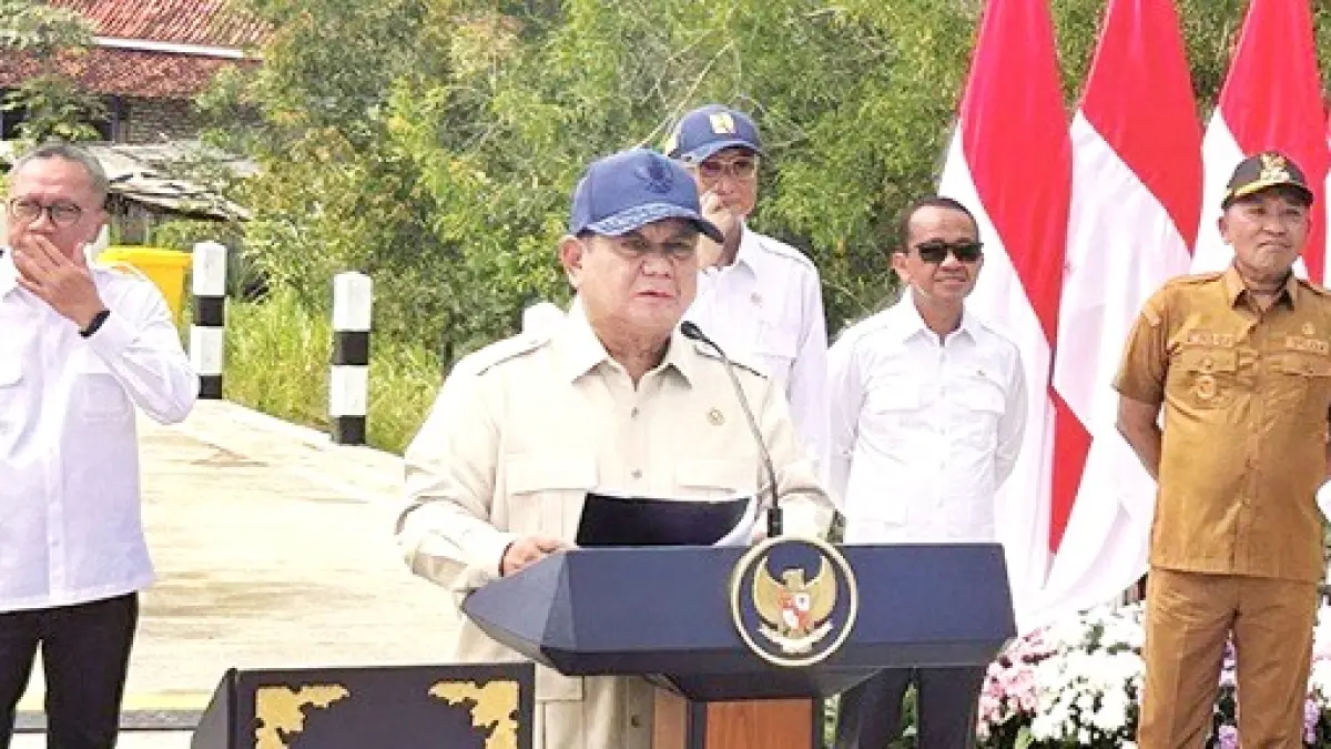 RESMI: Presiden RI Prabowo Subianto saat menyampaikan sambutan pada kegiatan peresmian Inpres Jalan Daerah 2025 Kedungdung–Bringkoning di Desa Lar-Lar, Kecamatan Banyuates, Sampang, Selasa (23/6). (UBAIDILLAHIR RA’IE/JPRM)