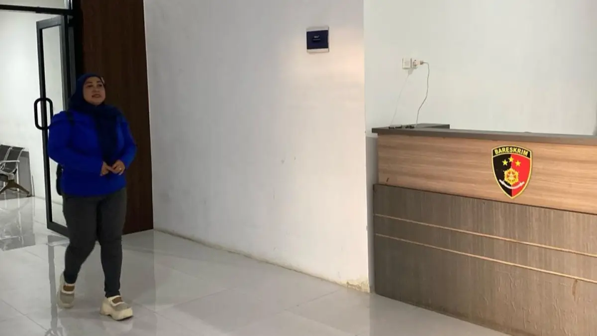 SANTAI: Warga berada di ruang Satreskrim Polres Pamekasan, Kamis (11/6).