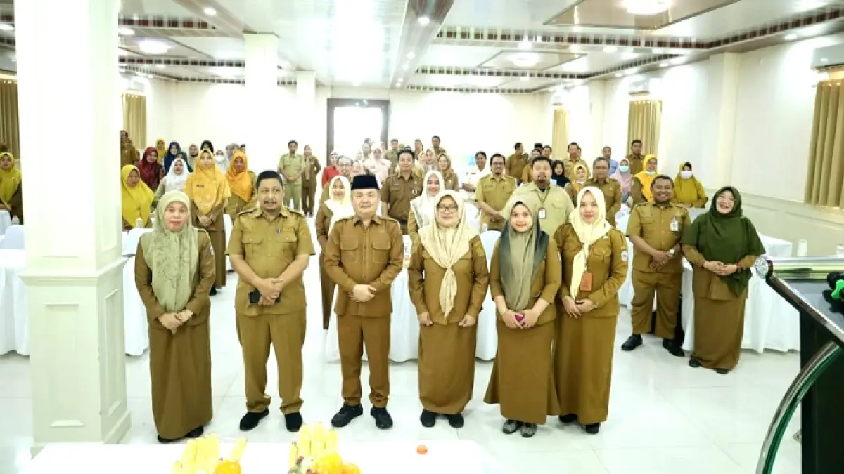 SATUKAN TEKAD: Wabup Bangkalan Moch. Fauzan Ja’far (empat dari kanan) didampingi Sekkab Ismet Effendi (dua dari kiri) berfoto bersama peserta sosialisasi mutu pelayanan kesehatan di Jalan HOS Cokroaminoto, Selasa (23/6). (PROKOPIM UNTUK JPRM)
