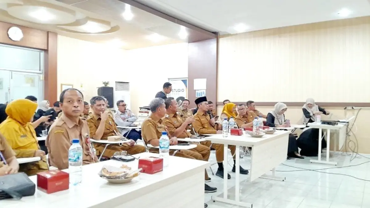 SERIUS: Bupati Pamekasan KH. Kholilurrahman menyampaikan beberapa saran dan masukan saat sidak RSUD Smart Senin (22/6). (M. KHOLIL RAMLI/JPRM)