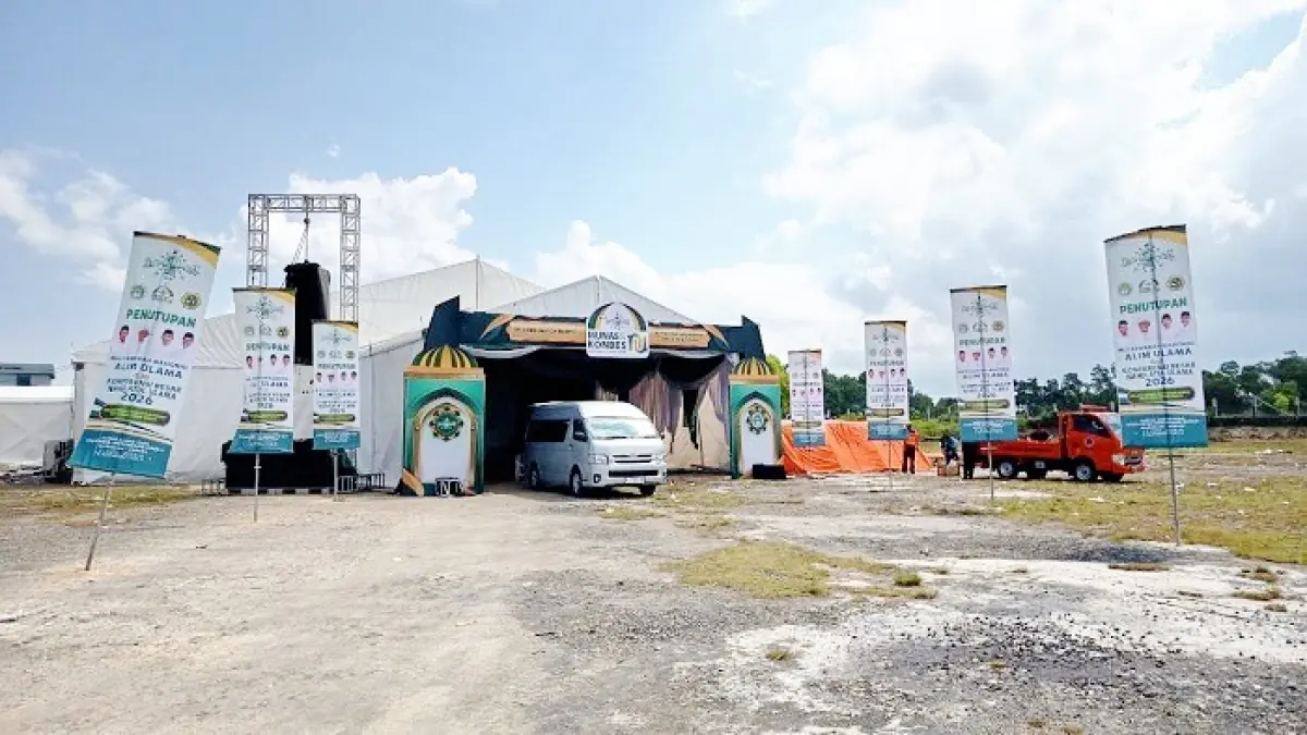 SIAP DIGUNAKAN: Panitia Musyawarah Nasional Nahdlatul Ulama (Munas NU) tengah mempersiapkan logistik di lokasi Senin (22/6). (ZEINAL ABIDIN/JPRM)