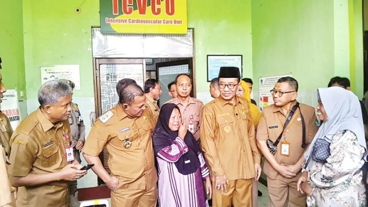 TEBAR KASIH: Bupati Pamekasan KH. Kholilurrahman dan Wabup Sukriyanto didampingi Sekkab Taufikurrachman serta Plt Direktur RSUD Smart dr. Syaiful Hidayat menyapa keluarga pasien saat sidak Senin (22/6). (M. KHOLIL RAMLI/JPRM)