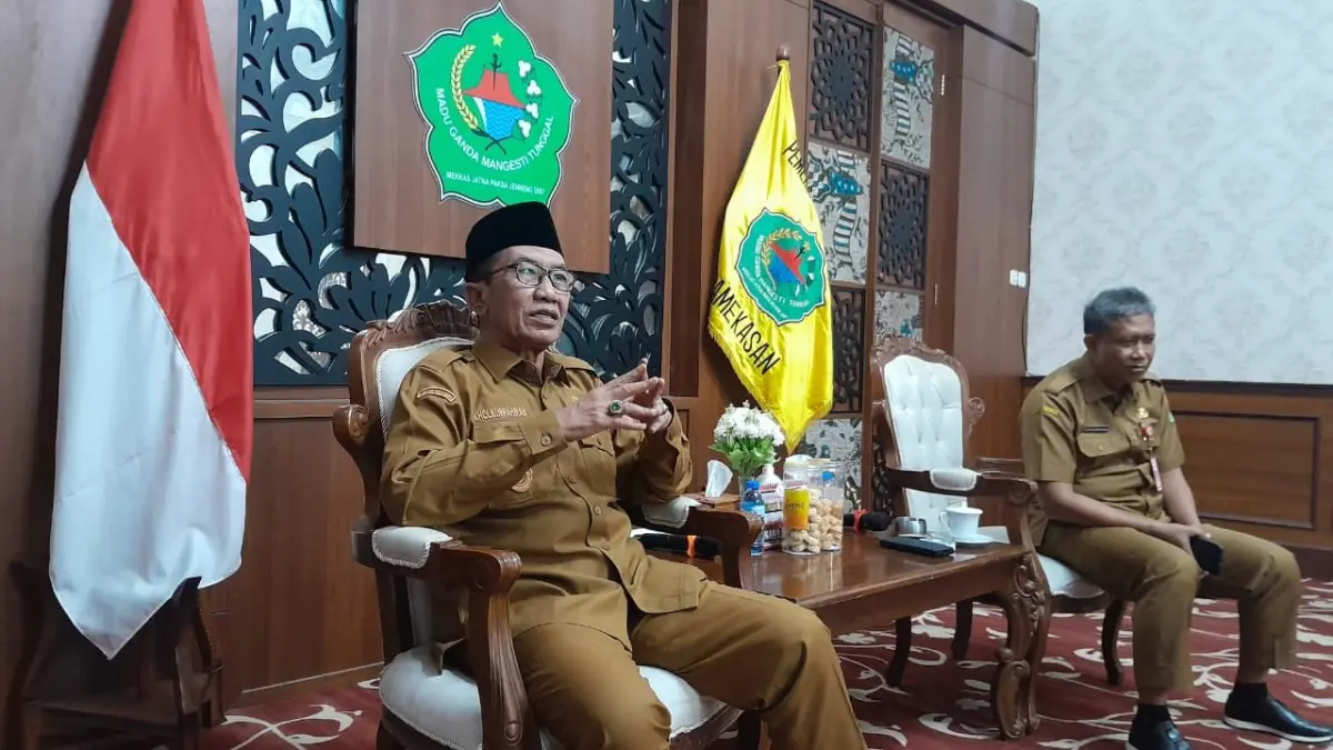 TEGAS: Bupati Pamekasan KH Kholilurrahman saat doorstop dengan media di Peringgitan, Pendopo Ronggosukowati, Senin (22/6).