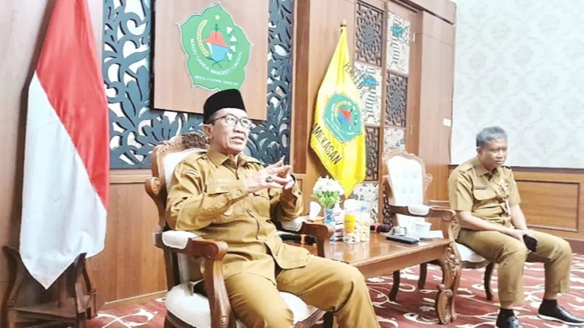TEGAS: Bupati Pamekasan KH Kholilurrahman saat jumpa pers di Peringgitan Dalam Pendopo Ronggosukowati, Senin (22/6). (M. KHOLIL RAMLI/JPRM)