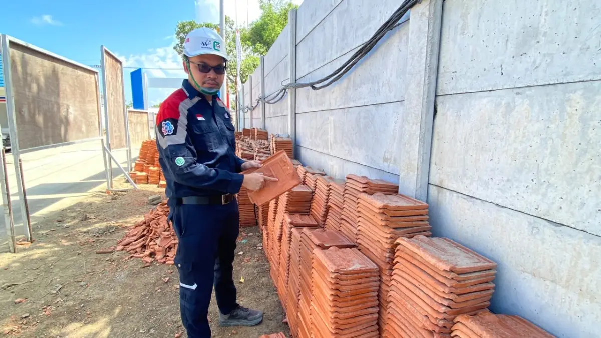 BERDAYA: Manajer Proyek PT Waskita Karya (Persero) Tbk–CAG KSO Dhimas Rezha saat menunjukkan produk genting Karang Penang di kawasan proyek pembangunan gedung SRT di Desa Sejati, Kecamatan Camplong, Senin(23/6)