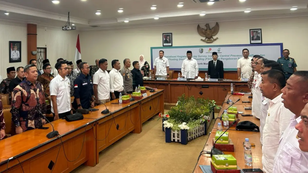 BERSINERGI: Wabup Sampang Ahmad Mahfudz saat menghadiri kegiatan sosialisasi dengan Petronas di aula pemkab, Rabu (24/6). (UBAIDILLAHIR RA’IE/JPRM)