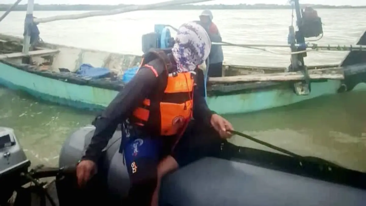 EVAKUASI: Petugas BPBD Sampang saat melakukan pencarian di perairan laut Demongan Selasa (23/6). (BPBD UNTUK JPRM)