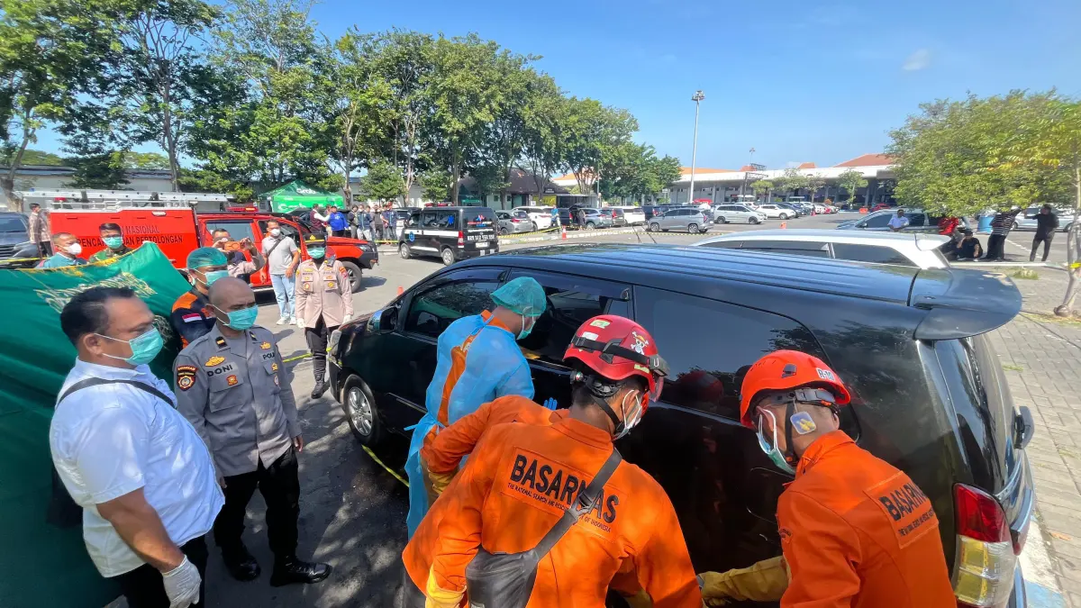 EVAKUASI: Petugas saat mengevakuasi korban dar dalam kendaraan di Bandara Juanda, Sidoarjo, Rabu (24/6/2026).