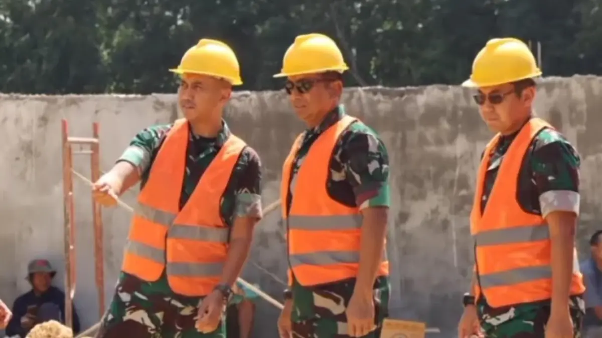 KOMITMEN: Dandim 0826/Pamekasan Letkol (Kav) Agus Wibowo Hendratmoko saat mendampingi Danrem 084/Bhaskara Jaya Brigjen TNI Danny Alkadrie meninjau progres pembangunan KMP beberapa waktu lalu.
 