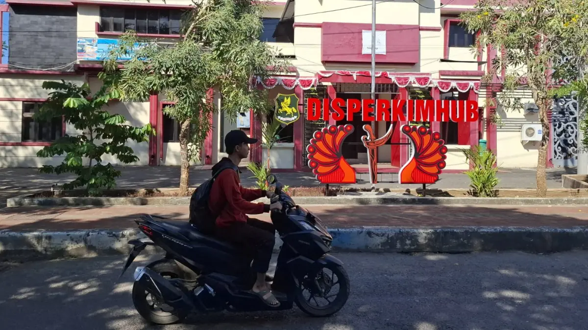 LANDAI: Pengendara melintas di depan kantor Disperkimhub Sumenep di Desa Kolor, Kecamatan Kota, Minggu (21/6).