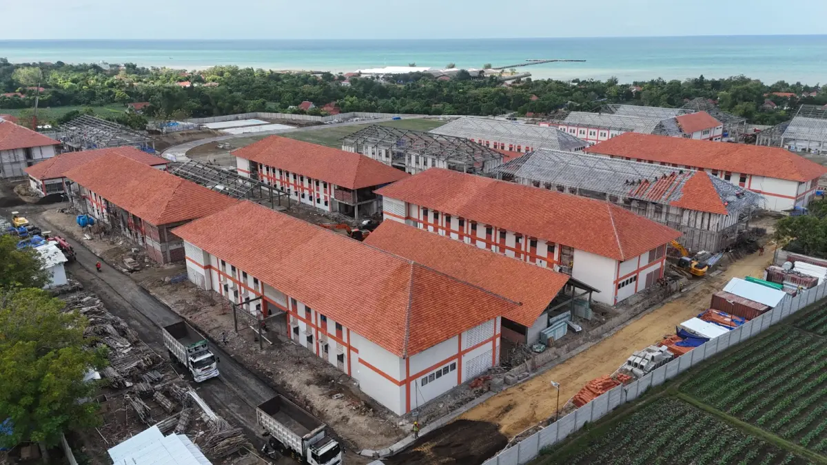 MEGAH: Proyek pembangunan gedung SRT yang menggunakan genting buatan warga Karang Penang di Desa Sejati, Kecamatan Camplong, menunjukkan progres yang positif.
