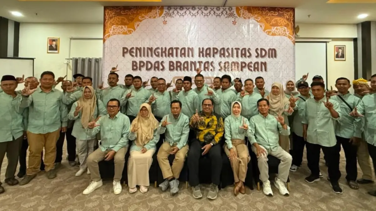 MEMBANGGAKAN: Sekretaris Ditjen PDASRH Kemenhut RI Mohammad Zainal Arifin (memakai batik) berfoto bersama jajaran saat kegiatan studi komparasi peningkatan kapasitas SDM KTH yang digelar oleh BPDAS Brantas Sampean di Bandung, Kamis (18/6).