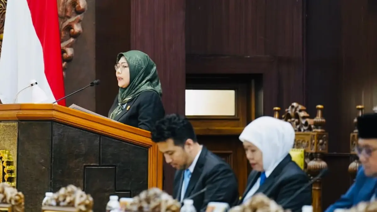 PAPARAN: Hermin menyampaikan laporan Komisi C terhadap Raperda Penyertaan Modal PT Jamkrida Jatim dalam Rapat Paripurna DPRD Jatim di Surabaya, Senin (22/6).