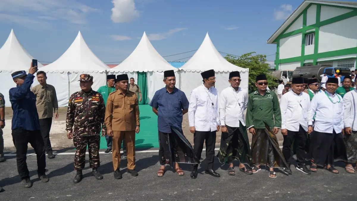 RAMAH: Bupati Bangkalan Lukman Hakim (kiri) menyambut kedatangan tamu undangan penutupan Munas dan Konbes NU di Institut Agama Islam Syaichona Moh. Cholil, Selasa (23/6).