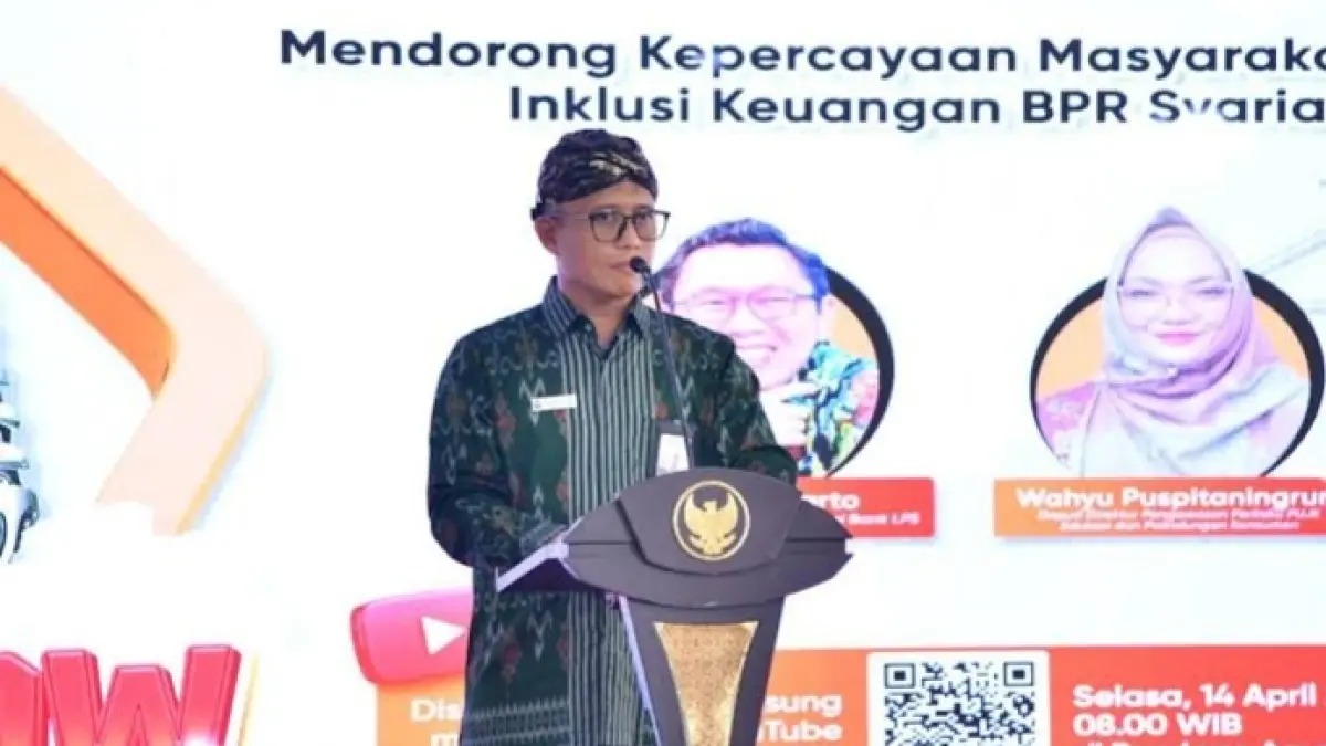 TEGAS: Direktur Utama BPRS Bhakti Sumekar Hairil Fajar saat menyampaikan sambutan dalam sebuah acara di Pendopo Keraton Sumenep.
