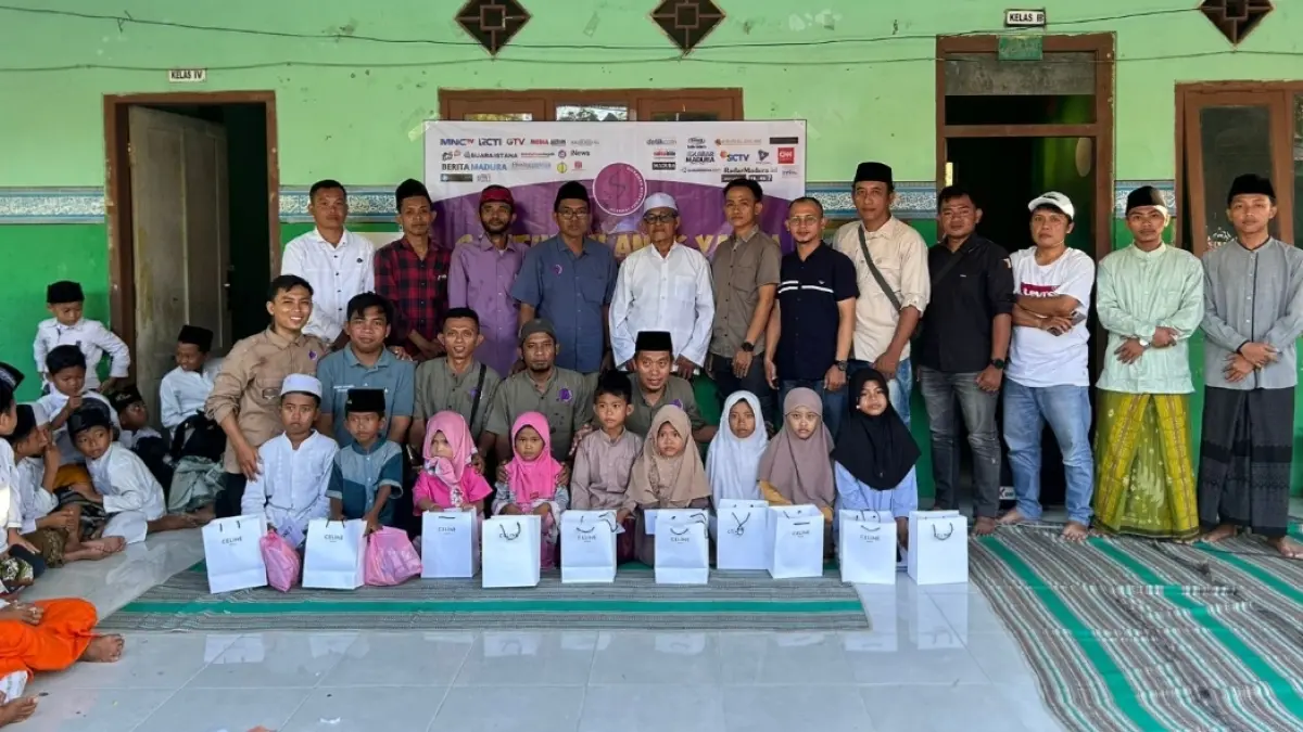 BERBAGI: Pengurus AJS foto bersama perwakilan anak yatim di Madrasah Diniyah Bustanul Ulum, Polagan, Sampang, Kamis (25/6/2026).