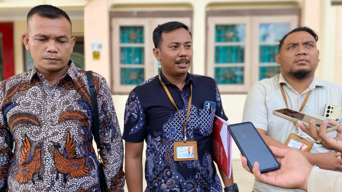 BERI PENJELASAN: Hamid (kiri) bersama kuasa hukumnya menemui wartawan usai sidang di Pengadilan Negeri Pamekasan, Rabu (24/6).
