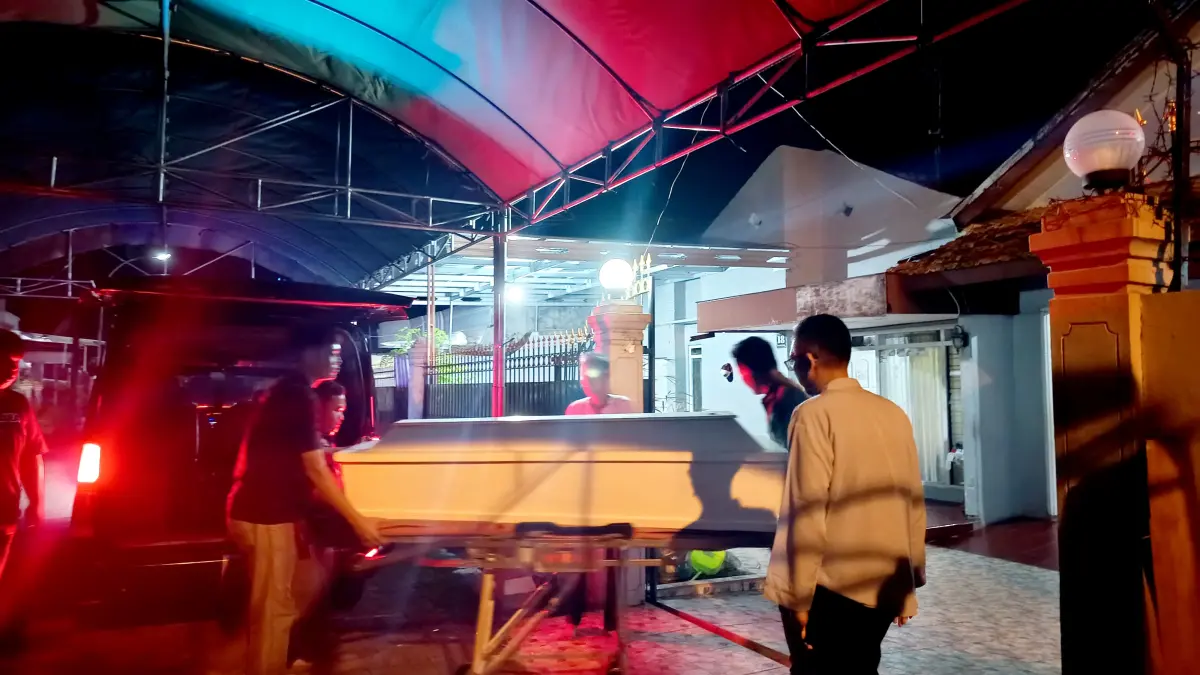 BERKABUNG: Jenazah Ruli Yunis Setiawati saat tiba di rumah duka di Jalan Flamboyan, Perumda, Bangkalan, Rabu (24/6).