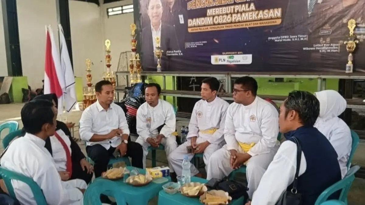 BERKUMPUL: Penggawa pencak silat berdiskusi di Cobra Cup II Kejuaraan Pencak Silat Se-Madura, Rabu (24/6).