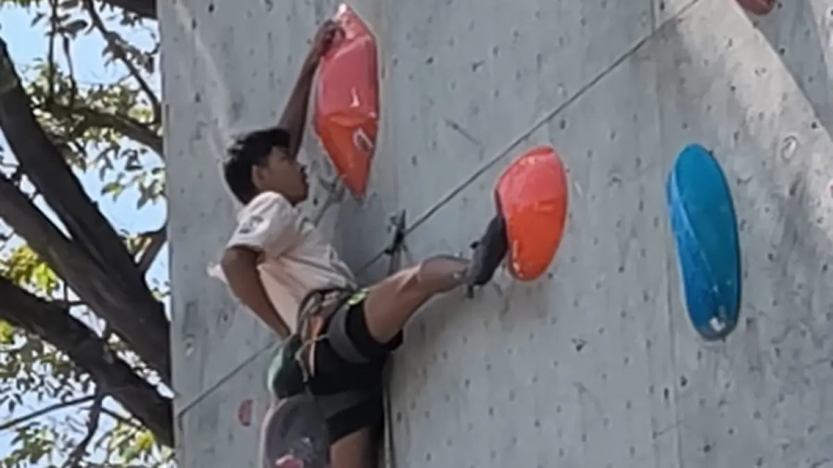 BERSEMANGAT: Atlet FPTI Sampang Muh Ja’far Sodik saat berkompetisi pada O2SN Jatim di Wall Climbing FPTI Jatim, Lapangan Seger Kertajaya, Surabaya, Rabu (24/6).