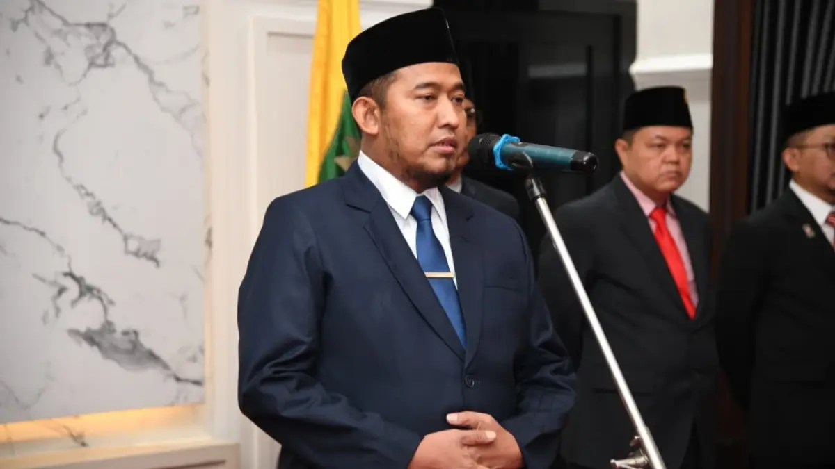 BERWIBAWA: Bupati Sumenep Achmad Fauzi Wongsojudo saat memimpin pelantikan empat pejabat eselon IIB di Paseban Agung Sultan Abdurrahman, rumah dinas bupati, Selasa (23/6) malam.