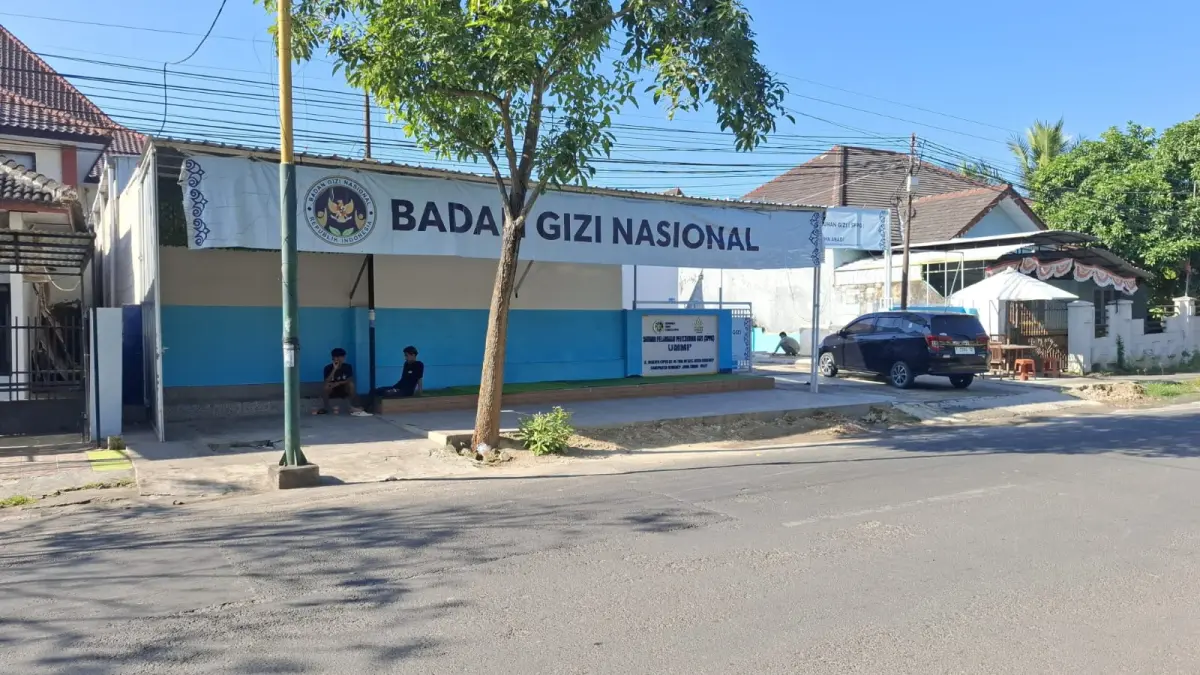 BUTUH PENGAWASAN: Masyarakat sedang berada di area SPPG Kota Sumenep.