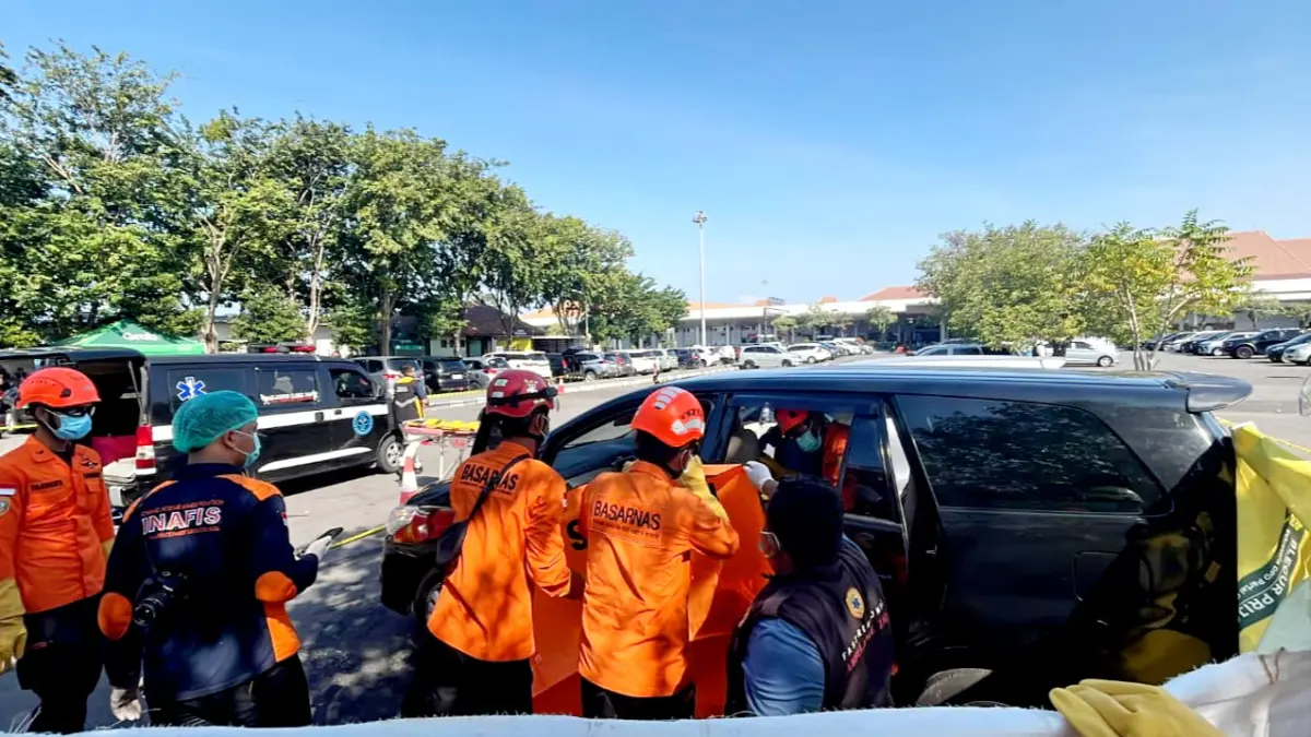 EVAKUASI: Petugas mengevakuasi korban dari kendaraan di Bandara Internasional Juanda Rabu (24/6). (ISTIMEWA)