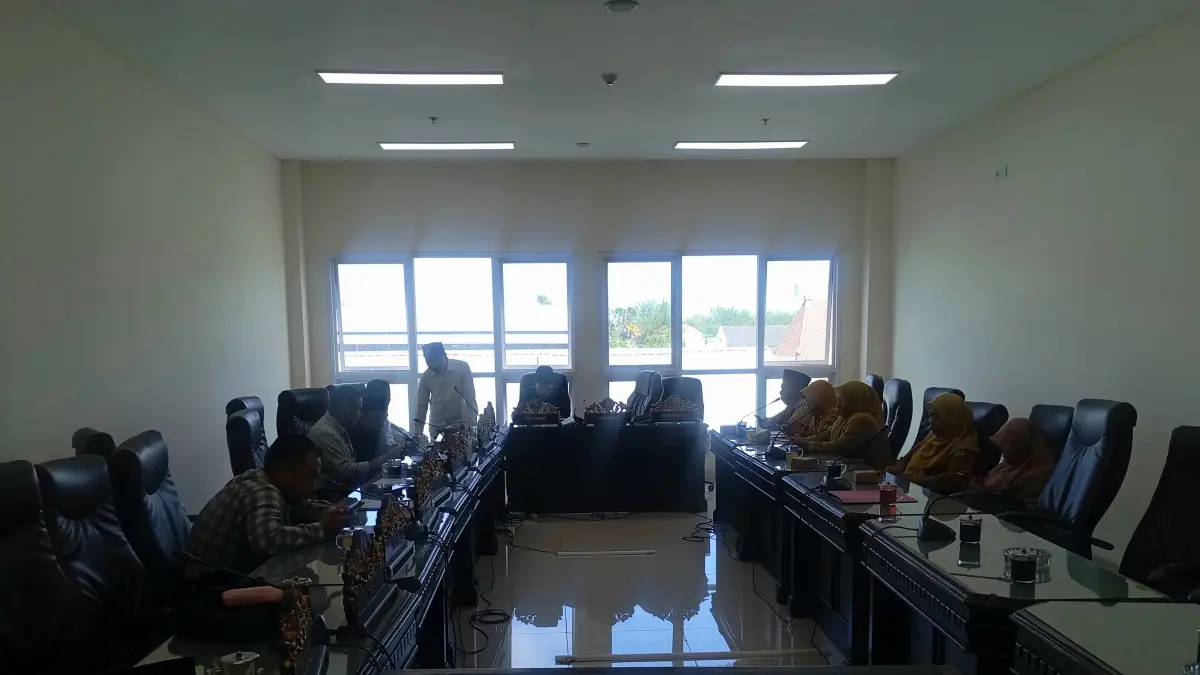 FOKUS: Komisi II DPRD Sumenep saat menggelar RDP dengan OPD di ruang komisi, Selasa (23/6).