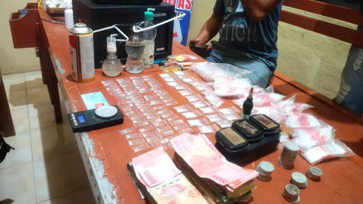JADI SITAAN: BB yang berhasil diamankan anggota Polsek Masalembu dari rumah terduga pelaku ASA di Dusun Raas, Desa Masalima, Kecamatan Masalembu, Sumenep, Selasa (23/6) malam. (POLRES SUMENEP UNTUK JPRM)