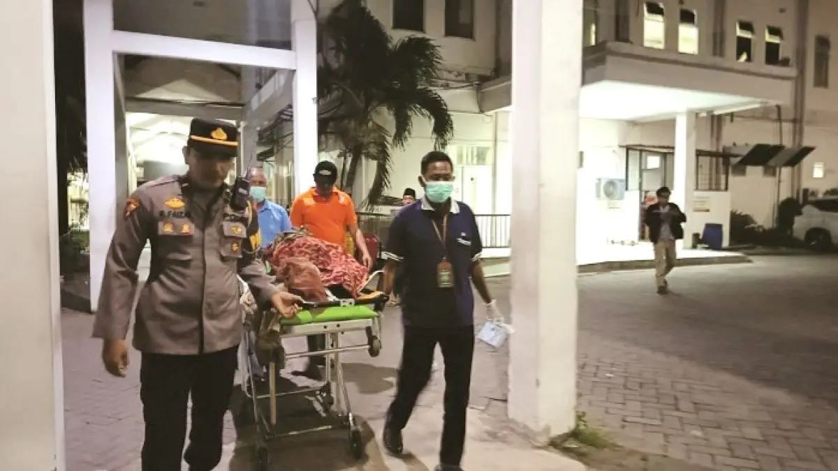 KORBAN PEMBUNUHAN: Petugas menggiring jenazah korban Syaifudin ke ruang pemulasaraan jenazah RSUD Syamrabu Bangkalan, Rabu (3/6). (ZEINAL ABIDIN/JPRM)