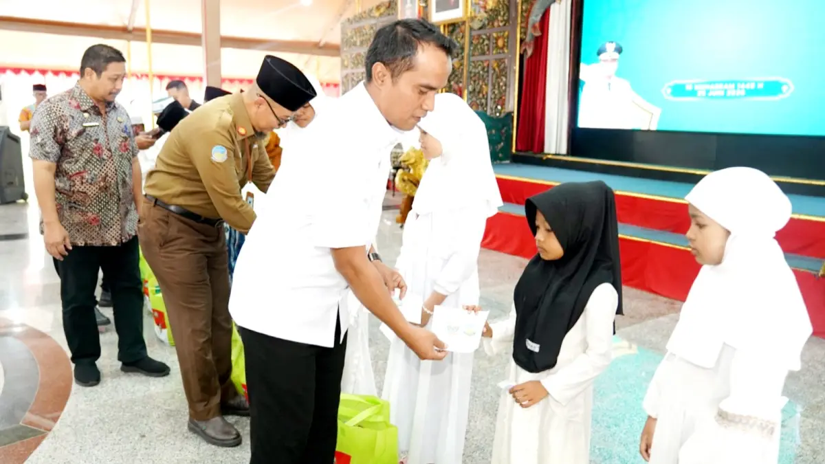 PEDULI: Bupati Bangkalan memberikan santunan kepada anak yatim di Pendopo Agung Kamis (25/6). (PROKOPIM UNTUK JPRM)