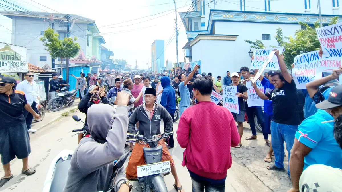 PROTES: Warga Desa Pesanggrahan melakukan aksi unjuk rasa di balai desa setempat, Senin (16/2). (MUAFI UNTUK JPRM)