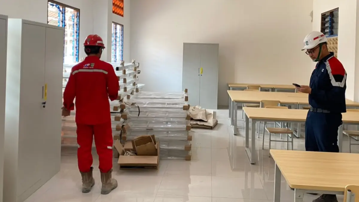 SARANA PENDIDIKAN: Manajer Proyek PT Waskita Karya (Persero) Tbk–CAG KSO Dhimas Rezha (baju gelap) melihat perlengkapan mebel SRT di Desa Sejati, Kecamatan Camplong, Sampang, Senin (22/6). (AYU LATIFAH/JPRM)