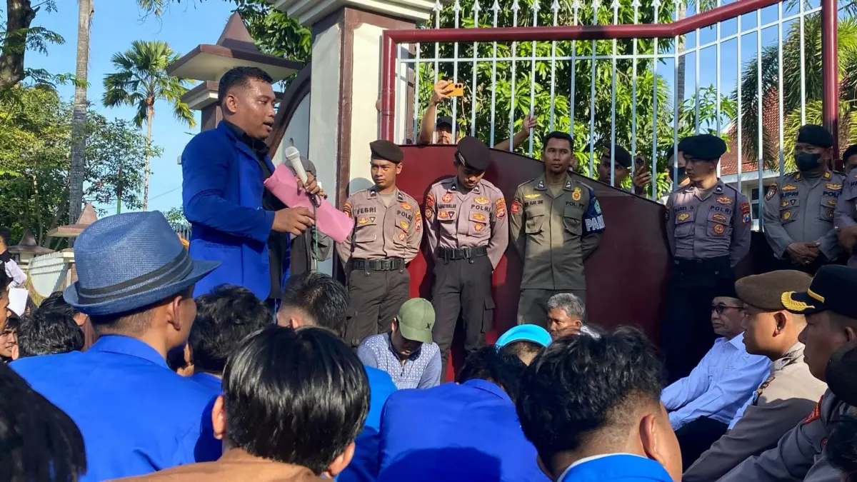 TEGAS: Ketua Formaasi Pamekasan Iklal Iljas Husain berdemo di kantor Inspektorat Pamekasan, Rabu (17/6)