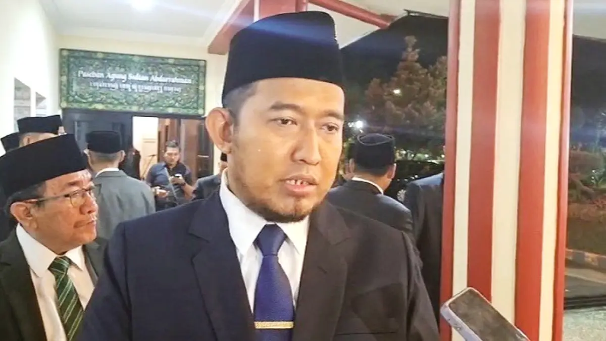 TERBUKA: Bupati Sumenep Achmad Fauzi Wongsojudo saat memberikan pernyataan di Paseban Agung Sultan Abdurrahman, rumah dinas bupati, Selasa (23/6) malam. (MOH. IQBAL/JPRM)