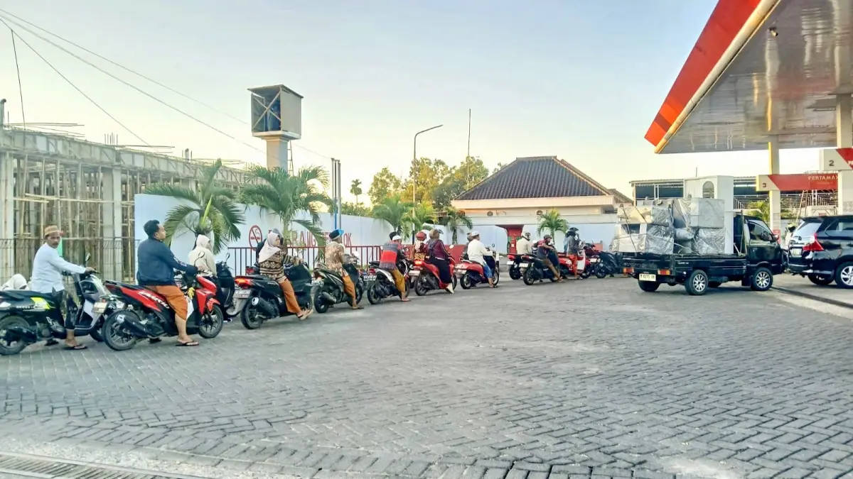ANTREAN PANJANG: Pengendara antre saat membeli BBM di SPBU Pertamina 54.694.09 Manding, Sumenep, kemarin. (MOH. LATIF/JPRM)