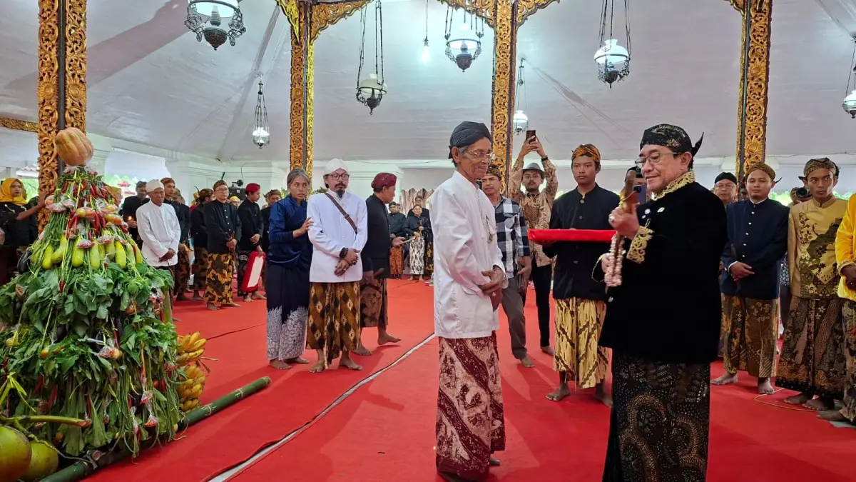 BERBUDAYA: Wabup Sumenep Imam Hasyim saat menerima pusaka di Pendopo Agung Keraton Sumenep, Kamis (25/6).