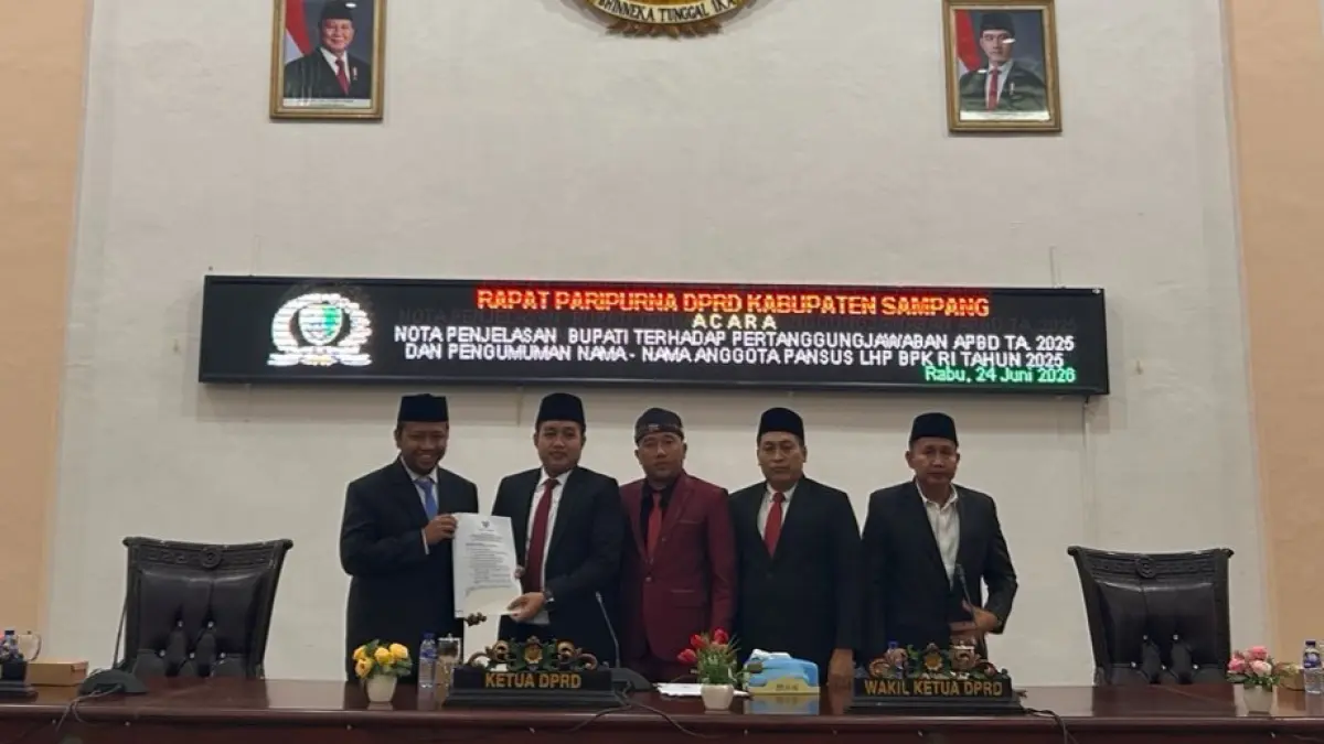 BERSINERGI: Wabup Sampang menyerahkan nota penjelasan bupati terhadap pertanggungjawaban APBD 2026 pada Ketua DPRD Sampang Rudi Kurniawan dalam sidang Paripurna DPRD Sampang, Rabu (24/6). (UBAIDILLAHIR RA’IE/JPRM)