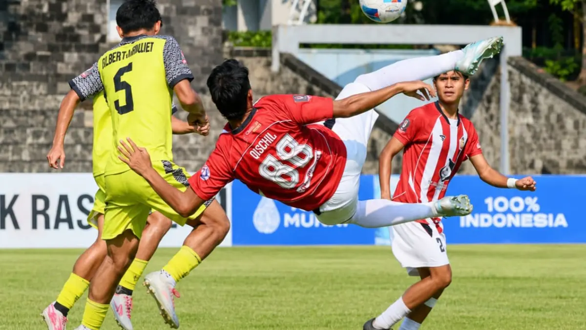 BERUSAHA: Pemain Persepam Qischil Gandrum melakukan tendangan backflip saat melawan Celebest FC di Stadion Sriwedari Surakarta, Selasa (23/6).
