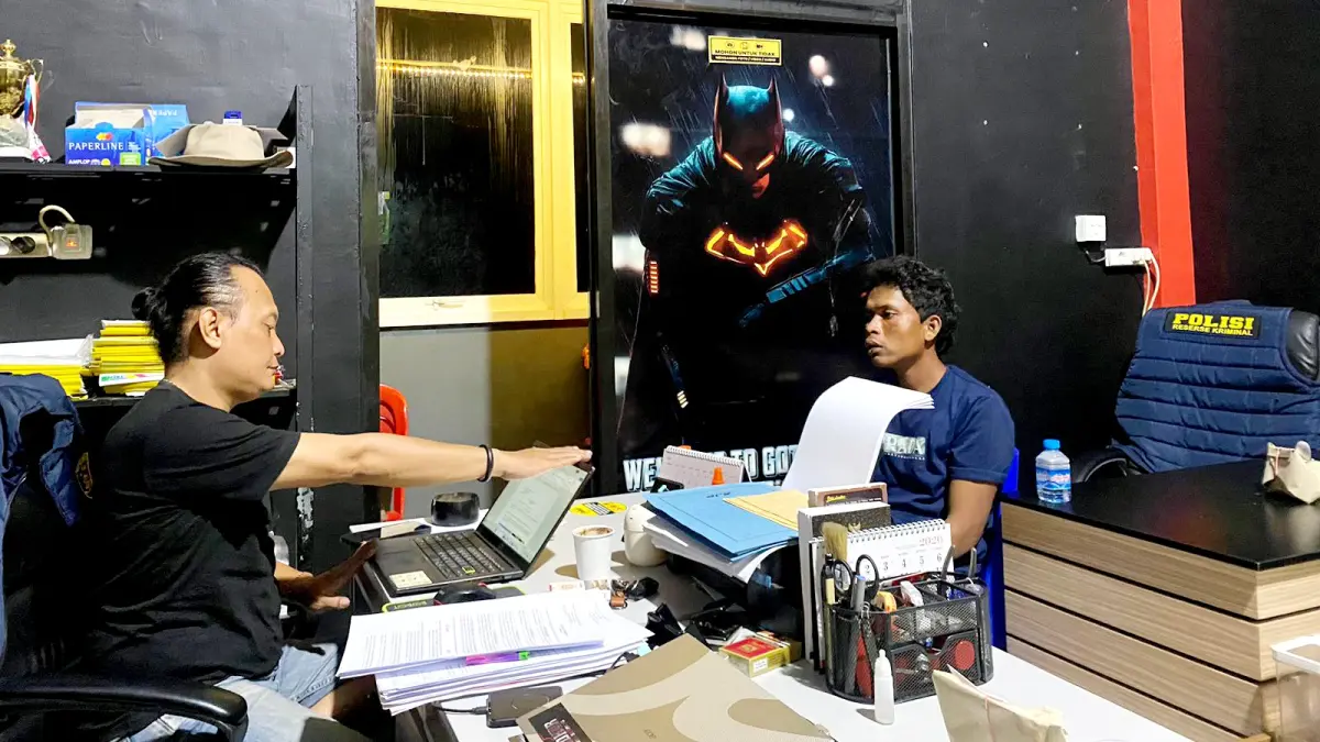 DICECAR: AHW tersangka kasus penggelapan motor diperiksa penyidik Satreskrim Polres Sampang, Sabtu (20/6). (SATRESKRIM UNTUK JPRM)